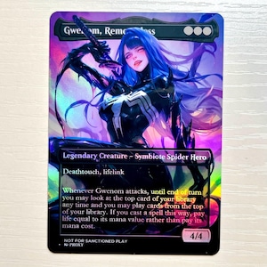 以下が含まれることがあります： Gwenom, Remorselessというキャラクターが描かれたホログラフィック仕様のトレーディングカード。青い髪の人物が白い蜘蛛の紋章が入った黒いシンビオートスーツを着用している。カードにはLegendary Creature、Symbiote Spider Hero、Deathtouch、lifelink、ゲームルールが記載されている。右下隅には4/4とNOT FOR SANCTIONED PLAYの文字がある。