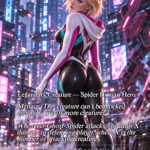 Può includere: Una carta collezionabile raffigurante Ghost-Spider, Gwen Stacy, come creatura leggendaria. La carta mostra un personaggio in un costume nero, bianco e verde acqua con cappuccio su uno sfondo di città al neon, inclusi testo di gioco e statistiche.