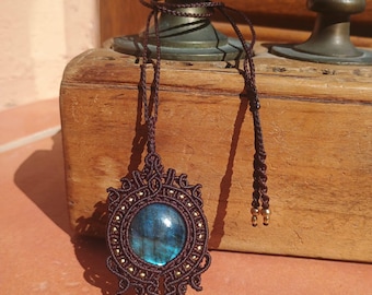 Collar de micro macramé con labradorita natural. Joyería boho artesanal hecha a mano