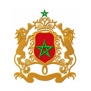 Peut inclure: Un emblème brodé présentant un écu rouge avec une étoile verte à cinq branches au centre. L'écu est flanqué de deux lions dorés et surmonté d'une couronne dorée et d'une étoile verte plus petite. Un parchemin doré se trouve à la base.