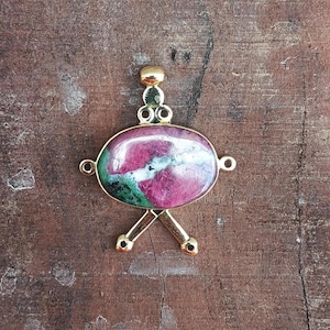 Ciondolo ovale in zoisite rubino naturale, charm tribale in ottone color oro, cristallo curativo boho