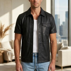 Schwarze echte Lammfell-Leder-Shirt-Jacke für Herren | Kurzärmliges Überhemd mit Knopfleiste