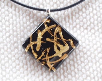 Pendentif noir avec peinture d'or