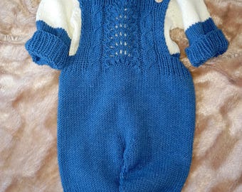 Pelele de bebé azul de mezcla de algodón tejido a mano, punto texturizado, botones de madera.