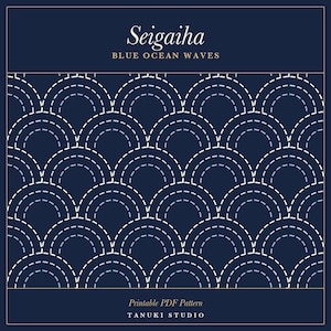 Op de afbeelding: Een printbaar PDF-patroon getiteld Seigaiha Blue Ocean Waves van Tanuki Studio. Het ontwerp toont een herhalend patroon van witte en lichtblauwe gestippelde concentrische halve cirkels in een raster op een donkerblauwe achtergrond.