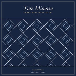 Op de afbeelding: Een donkerblauw printbaar PDF-patroon getiteld Tate Mimasu Three Measuring Boxes met een Japans sashiko-patroon. Het ontwerp bestaat uit een herhalend raster van witte en lichtblauwe stippellijnen die in elkaar grijpende ruitvormen vormen op een marineblauwe achtergrond.