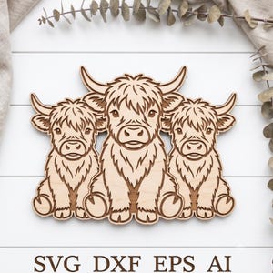 Peut inclure: Une découpe en bois clair représentant trois vaches Highland avec une fourrure hirsute, des cornes et des sabots. Le motif montre une vache centrale plus grande flanquée de deux plus petites. Le texte SVG DXF EPS AI est imprimé en bas.