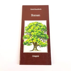 Könnte beinhalten: Ein Buch mit dem Titel "Bomen" von Keith Rushforth. Das Cover ist dunkelbraun mit dem Titel und dem Namen des Autors in Weiß. In der Mitte befindet sich eine lebendige Illustration eines großen Baumes mit grünen Blättern. Unten auf dem Cover steht "Zakgids".