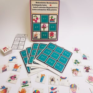 Puede incluir: Un juego de cartas coloridas con ilustraciones de animales, plantas y números. Las cartas son parte de un juego basado en matemáticas llamado "Rekenlotto Rechenlotto Arithmetic Lotto".