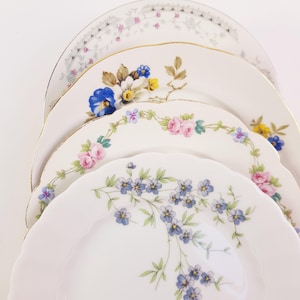 Set med 4 vintage blommiga brödtallrikar | Mismatchad porslinsservis i Cottagecore-stil