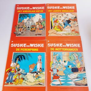 Puede incluir: Cuatro cómics vintage holandeses con portadas naranjas. El título "Suske en Wiske" está en blanco. Cada portada presenta ilustraciones coloridas de personajes de dibujos animados en varias escenas. Los títulos están en holandés.