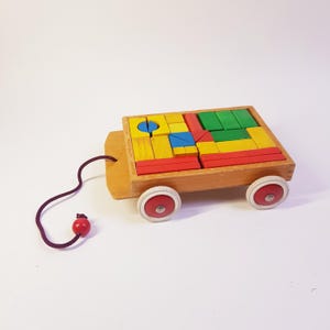 虹色の積み木が入ったヴィンテージの木製カート、ウォルドルフ玩具、モンテッソーリ玩具