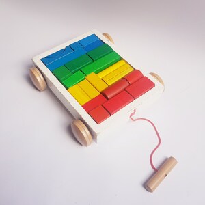 Vintage houten kar met regenboog bouwstenen, waldorf speelgoed, Montessori speelgoed