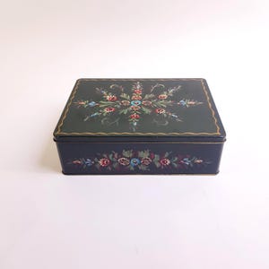 Vintage metal biscuit tin - made in Holland