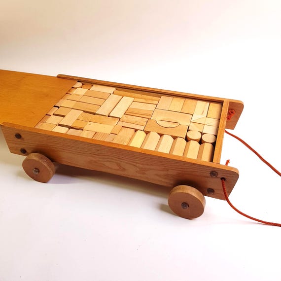 Carrello in legno d'epoca con blocchi da costruzione, giocattolo