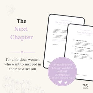 Könnte beinhalten: Ein digitales Arbeitsbuch mit dem Titel The Next Chapter, bestehend aus zwei Tablet-Bildschirmen mit Text und Reflexionsschritten. Ein kreisförmiges lila Abzeichen hebt 1 druckbares Blatt, 3 Designvarianten und 2 geführte Tagebuchseiten hervor.