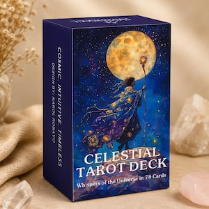 Puede incluir: Una caja rectangular para un mazo de 78 cartas de tarot, el Celestial Tarot Deck. La caja presenta una ilustración de un cielo nocturno azul oscuro con una gran luna amarilla, una figura con una capa estrellada sosteniendo un bastón y el texto "CELESTIAL TAROT DECK".