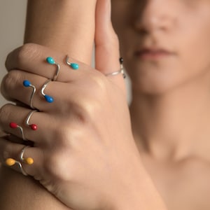 Verstellbarer Damenring aus Silber, Ring aus 925er Silber und farbiger Emaille, handgefertigter Bandring, minimales Ringgeschenk für Sie