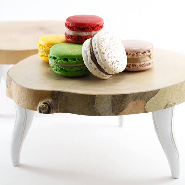 Stand de gâteau de bois avec des jambes en céramique, bord vivant de tours d’arbre, base de gâteau de mariage, plateau avec le stand, stand de cupcake de tranche de bois, pièce maîtresse ronde