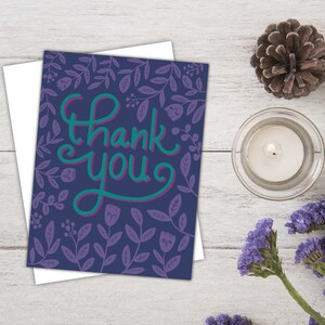 Carte de remerciement avec fleurs violettes, papeterie de fête. Message d'accueil manuscrit