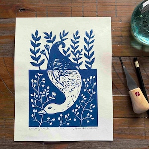 Impression linogravure avec canard plongeur en bleu, oeuvre d'art murale contemporaine