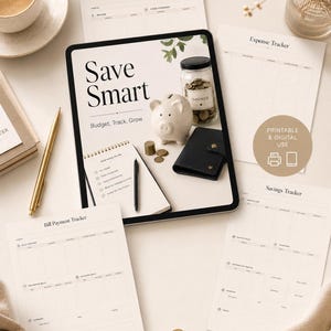 Könnte beinhalten: Ein digitales Tablet mit einem Budgetplaner-Cover mit dem Text Save Smart, Budget, Track, Grow, einem weißen Sparschwein, einem Glas mit Münzen und einer schwarzen Geldbörse, umgeben von ausgedruckten Budget-Tracking-Blättern und einem goldenen Stift.