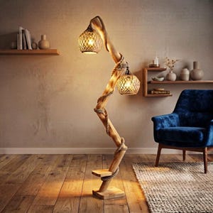 Peut inclure: Un lampadaire composé d'un long poteau en bois sinueux entouré d'une corde épaisse. Deux abat-jours sphériques à la texture tressée sont fixés sur la partie supérieure, diffusant une lumière chaude. Une petite étagère plate est intégrée.