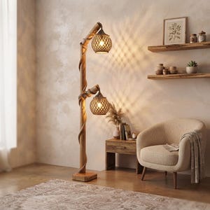 Peut inclure: Un lampadaire composé d'un poteau en bois vertical entouré d'une corde épaisse, avec deux abat-jours sphériques en filet tressé suspendus à des bras en bois. La lampe émet une lumière chaude projetant une ombre en losange sur le mur.