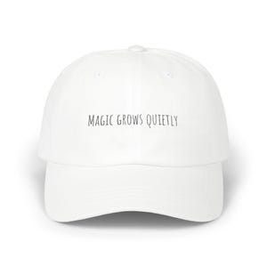 Magin växer tyst keps | Basebollkeps med broderad minimalistisk manus