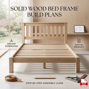 Könnte beinhalten: Ein helles Bettgestell aus massivem Holz mit einem Lattenkopfteil und einem Lattenrost. Das Bild enthält den Text SOLID WOOD BED FRAME BUILD PLANS, INSTANT DOWNLOAD, DIGITAL PRODUCT und STEP-BY-STEP ASSEMBLY GUIDE sowie ein Maßband und Winkel.