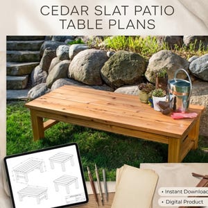Op de afbeelding: Een rechthoekige terras-tafel van cederhouten latten met vier poten, getoond in een tuin. Een digitale tablet toont technische lijntekeningen van het tafelontwerp, vergezeld van de tekst CEDAR SLAT PATIO TABLE PLANS bovenaan de afbeelding.