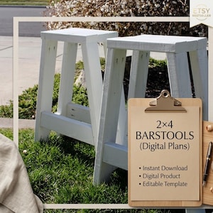 Op de afbeelding: Twee witte houten barkrukken met een eenvoudig frameontwerp. Een bruin klembord op de voorgrond toont de tekst 2x4 BARSTOOLS (Digital Plans), Instant Download, Digital Product en Editable Template, vergezeld van een zwarte pen.