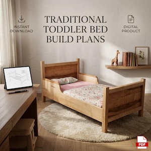 Könnte beinhalten: Digitale Baupläne für ein Kleinkinderbett aus Holz mit dem Text TRADITIONAL TODDLER BED BUILD PLANS, INSTANT DOWNLOAD und DIGITAL PRODUCT. Das Bild zeigt einen hellen Holzrahmen mit einem rosa Laken und einer geblümten Decke.