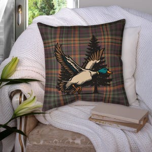 Cuscino decorativo in finta lino con stampa scozzese di anatre selvatiche, ispirato allo stile di una baita di montagna / Decorazione rustica per cabina di caccia