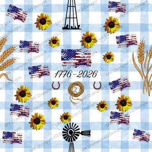 Può includere: Un motivo digitale su sfondo a scacchi azzurro e bianco, decorato con illustrazioni di girasoli, bandiere americane invecchiate, spighe di grano, ferri di cavallo, un lazo e due sagome di mulini a vento neri con il testo 1776-2026.