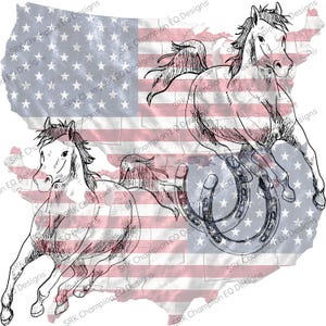 Peut inclure: Une illustration graphique montrant deux chevaux en mouvement et deux fers à cheval superposés sur une carte des États-Unis remplie du motif du drapeau américain. Le texte SRK Champion EQ Designs est répété sur l'image.