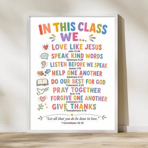 Puede incluir: Un póster de pared blanco con el texto colorido IN THIS CLASS WE... seguido de ocho líneas de reglas con iconos correspondientes que incluyen un corazón, burbuja de diálogo, oreja, manos, libro, paloma, corazón y hojas, con citas bíblicas.