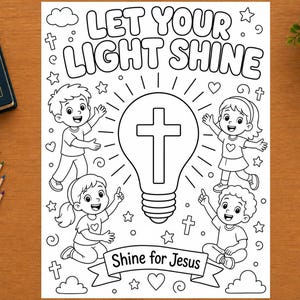 Könnte beinhalten: Eine schwarz-weiße Malvorlage mit dem Text LET YOUR LIGHT SHINE und Shine for Jesus. Das Design zeigt eine zentrale Glühbirne mit einem Kreuz im Inneren, umgeben von vier Kindern, kleinen Sternen, Herzen und Wolken auf weißem Hintergrund.