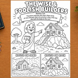 Può includere: Una pagina da colorare in bianco e nero intitolata The Wise & Foolish Builders con un'illustrazione centrale di una figura che indica una casa su una roccia, con pannelli inferiori che mostrano una casa sulla sabbia sotto la pioggia.
