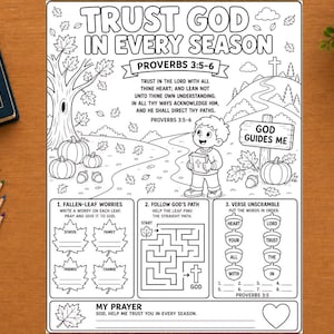 Op de afbeelding: Een zwart-wit printbaar activiteitenblad getiteld Trust God in Every Season met Spreuken 3:5-6, een stripfiguur met een boek, een doolhof, woordpuzzels en bladvormige ruimtes om op te schrijven, omringd door gekleurde potloden.