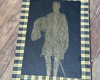 Decoración vintage de latón de los Highlanders escoceses con falda escocesa militar y reloj negro.