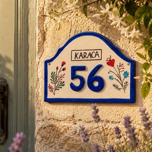Números de casa en azulejo de 9 x 7 pulgadas, placa de cerámica grande en relieve con número de casa, letrero de dirección personalizado, letrero de puerta con amapola pintado a mano