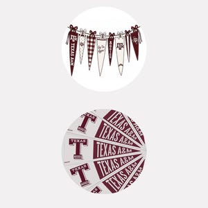 Puede incluir: Un gráfico circular que muestra una guirnalda de banderines granates y blancos con la marca Texas A&M, incluyendo textos como Texas A&M, Aggies y Gig Em Aggies. Debajo, un segundo gráfico circular muestra una disposición en abanico de banderines.