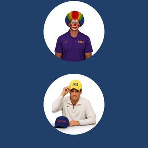 Puede incluir: Una persona con una peluca de payaso arcoíris y maquillaje de payaso lleva un polo morado con el texto amarillo LSU y un logotipo de Nike. Debajo, una persona lleva una gorra amarilla con el texto HOE y una gorra azul marino con la palabra HOUSEWIFE.