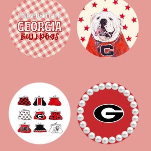 Puede incluir: Cuatro diseños circulares con temas de los University of Georgia Bulldogs. Uno tiene un patrón de cuadros rojos con texto, otro muestra un bulldog con camiseta roja y estrellas, otro varios monederos rojos y negros, y otro un borde de perlas con un logo G.