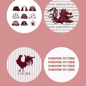 Op de afbeelding: Vier ronde stickers met thema's van de University of South Carolina. Eén toont negen portemonnees met diverse patronen, één toont een kastanjebruine haan-mascotte over herhaalde tekst, één toont een haan-silhouet met het woord COCKS, en één heeft de tekst FOREVER TO THEE vier keer herhaald.