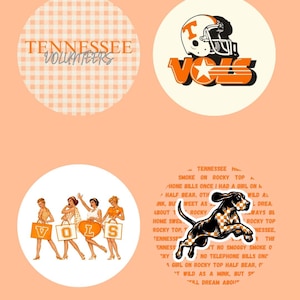 Puede incluir: Cuatro pegatinas circulares con temas de los Tennessee Volunteers. Una tiene un patrón de cuadros con texto, otra muestra un casco de fútbol americano y un logo, otra a cuatro mujeres sosteniendo las letras VOLS y otra un perro sobre la letra de Rocky Top.