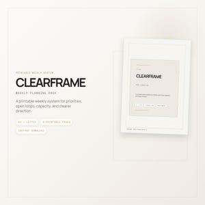 Può includere: Un pacchetto di pianificazione settimanale stampabile intitolato CLEARFRAME, con un layout minimalista per priorità, attività in sospeso e capacità. Include formati A4 e letter, otto pagine stampabili ed è disponibile per il download immediato.
