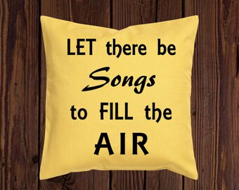 Può includere: Cuscino giallo con testo nero che dice "LET there be Songs to FILL the AIR".