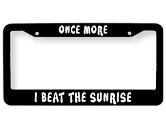 "Weih verbreiteter Panik-Nummernschildrahmen - ""Once More I Beat The Sunrise"""